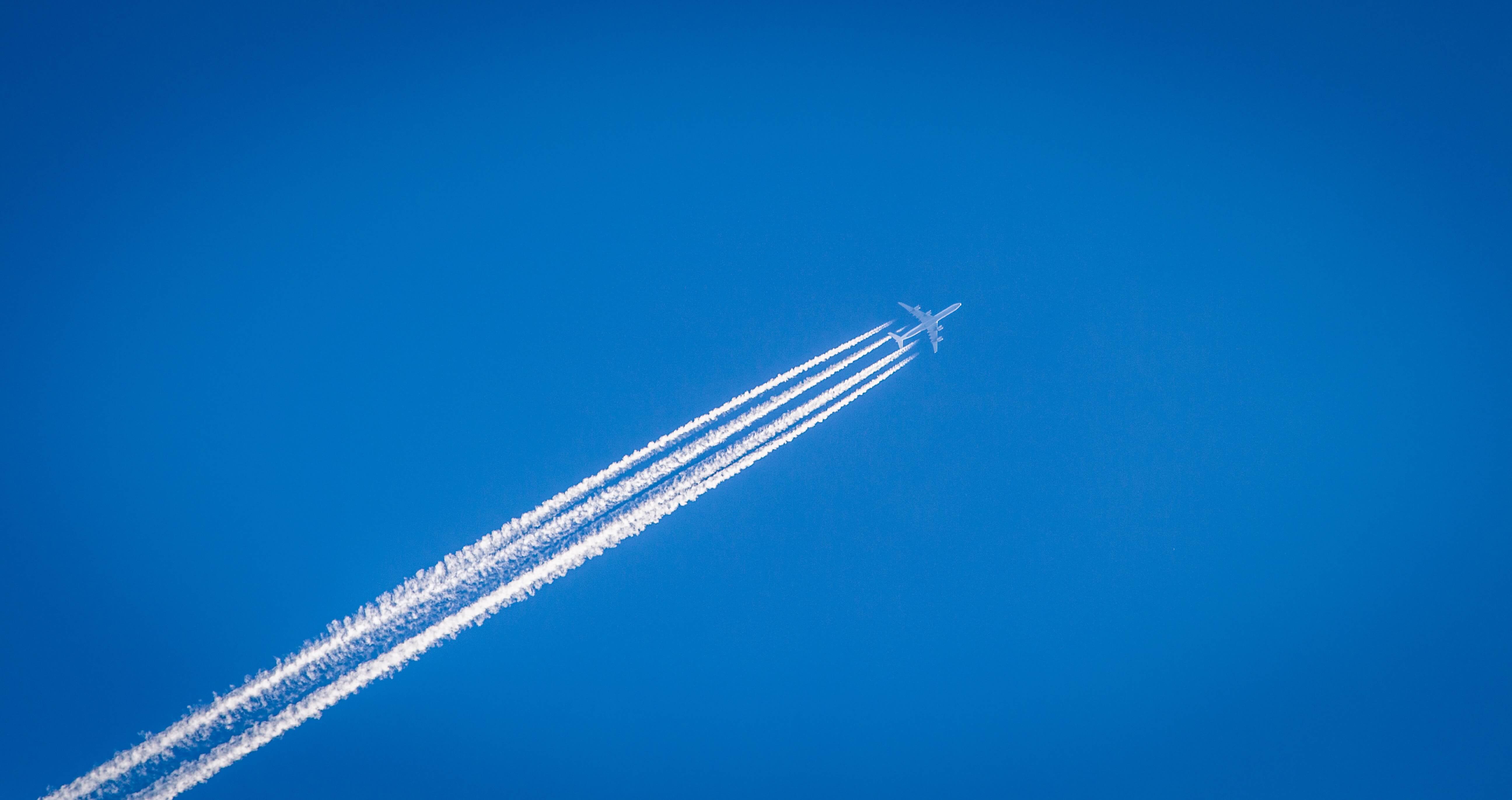 Flight blue. След от самолета. Полоса от самолета. Полосы на небе. Шлейф от самолета.